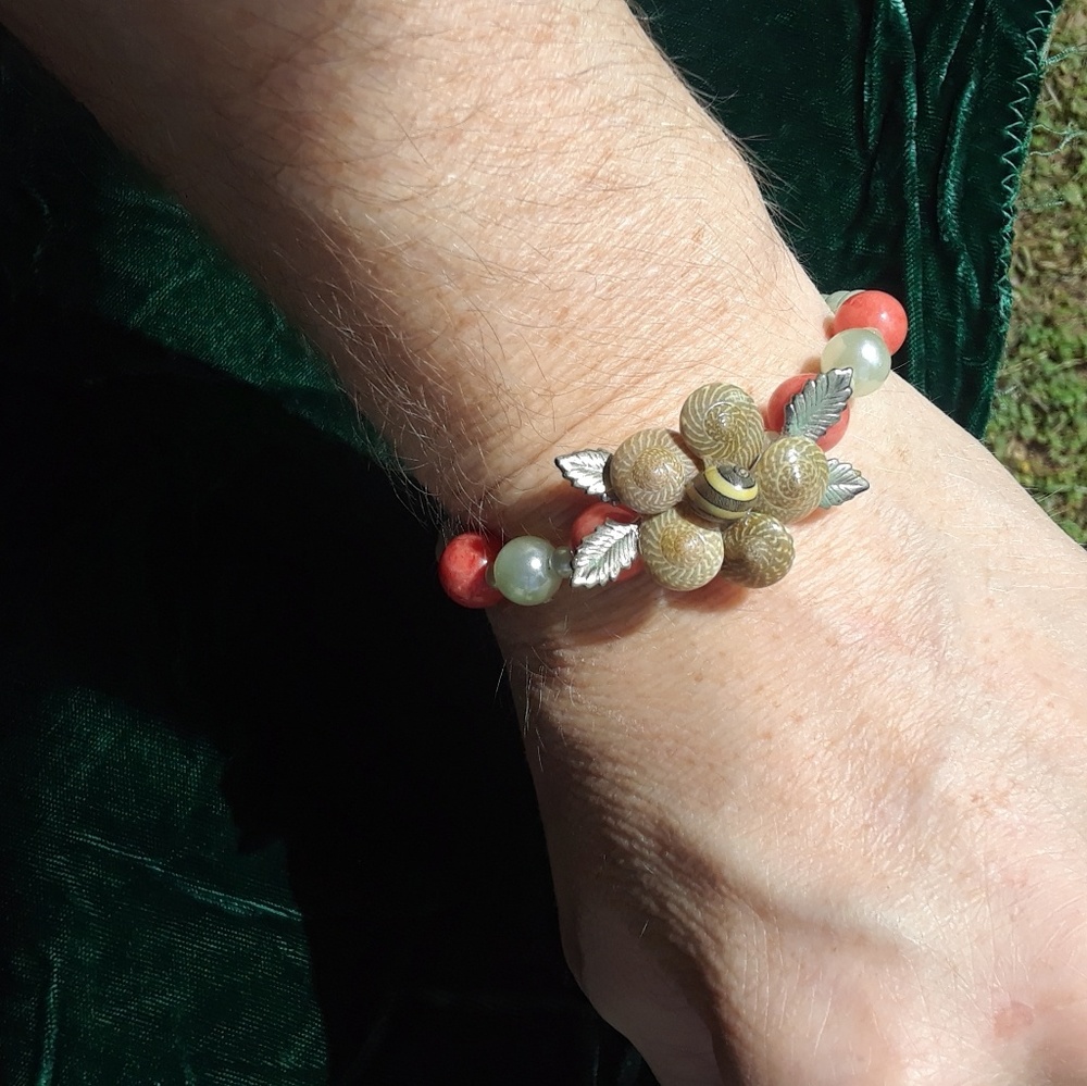 NEW! Sea Shell Expanding Wire Bracelet. Quality Craftsmanship